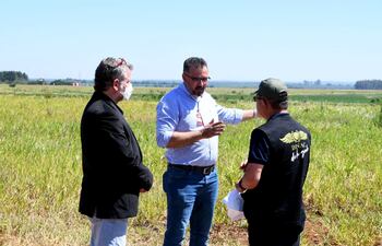 La verificación del lugar donde se prevé la instalación de la fábrica de avionetas.