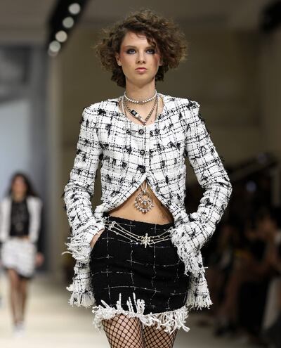 Una modelo exhibe una creación con flecos, de la colección Chanel Cruise 2021-22, en Dubai.