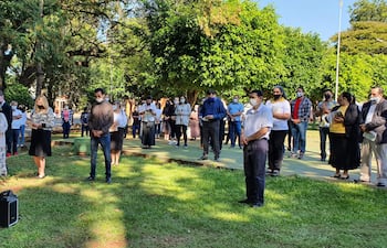 Ernesto Zacarías (Izquierda), cura párroco de la iglesia catedral San Blas, durante una actividad Mondo Covid, en el predio de la Catedral.