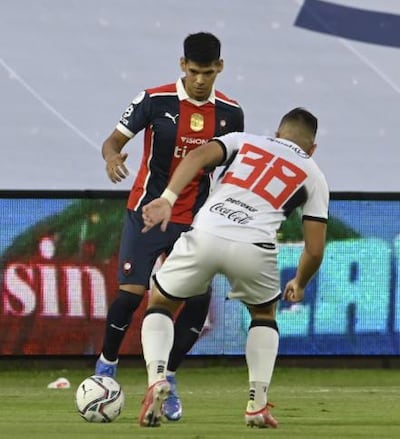 Robert Morales tiene el balón y quiere dejar atrás a Hugo Quintana