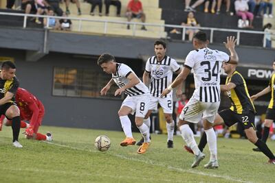 Acción del gol de Bautista Merlini, tanto que le dio la victoria a Libertad.