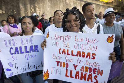 Centenares de mujeres dominicanas exigieron este sábado la despenalización del aborto y que se reduzcan los niveles de mortalidad materna, entre otras demandas, y advirtieron al liderazgo político de que su "indiferencia" ante sus reclamos "les va a costar en las elecciones" el año próximo.