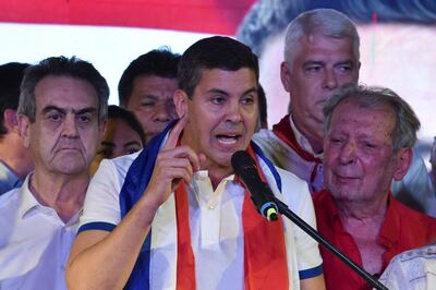 Santiago Peña rodeado por Yamil Esgaib, Arnoldo Wiens, Juan Carlos Galaverna y otros.