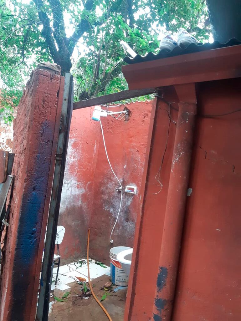 Las chapas volaron enteras de los techos de varias casas en Lambaré.