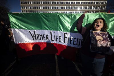 La gente asiste a una manifestación en solidaridad con las protestas en Irán y en honor a los manifestantes presuntamente asesinados por el gobierno iraní, en Zúrich, Suiza.