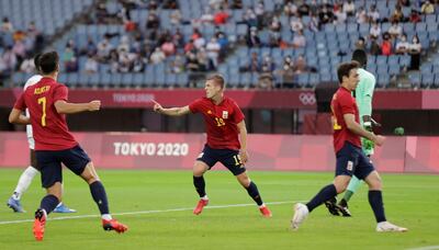 Los jugadores de la selección española de fútbol Marco Asensio (i-d), Dani Olmo y Oyarzábal celebran uno de los goles que marcaron durante el partido España-Costa de Marfil, de cuartos de final de los Juegos Olímpicos de Tokio 2020, en Tokio, Japón, este sábado. La Selección de Luis de la Fuente estará en semifinales de los Juegos Olímpicos tras vencer por 5 goles a 2.