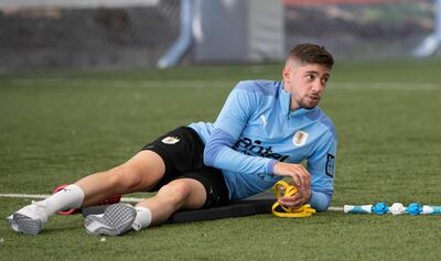 Fotografía cedida por la Asociación Uruguaya de Fútbol del jugador de la selección de Uruguay Federico Valverde, hoy durante un entrenamiento en el Complejo Celeste, a las afueras de Montevideo (Uruguay). El defensa del Atlético de Madrid José María Giménez y el centrocampista del Real Madrid Fede Valverde ya están en Uruguay para incorporarse a los trabajos de la selección con vistas a la doble fecha de las eliminatorias sudamericanas del Mundial de Catar 2022