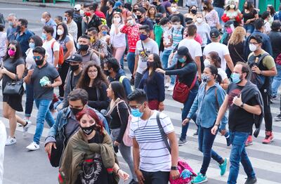 Sin bajar la guardia, pero aprendiendo a vivir con este virus, y con cualquier otro, es la realidad que se nos presenta a todos.