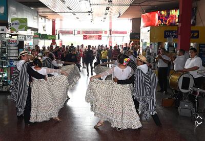 La Municipalidad de Asunción organizó hoy una presentación artística en la Estación de Buses de Asunción.