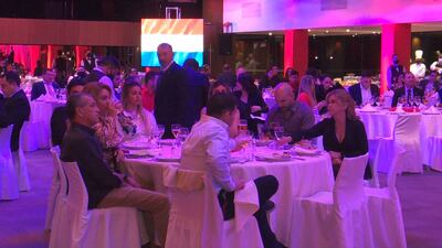 Participantes de la cena organizada para recaudar fondos para la candidatura de Óscar "Nenecho" Rodríguez, en el Yacht y Golf Club. Cada lugar en la mesa costaba G. 5 millones.