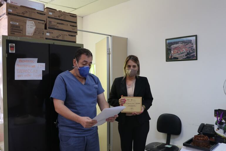 Momento en que el director de Clínicas, Dr. Jorge Giubi, lee la resolución de reconocimiento al Departamento de Comunicación Social del hospital.