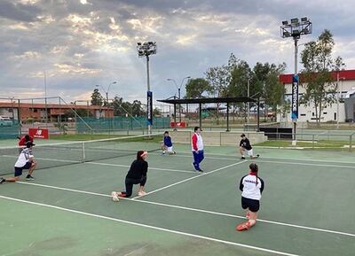 La actividad física forma parte de los entrenamientos, que luego son seguidos de la parte práctica en la cancha con varios entrenadores.