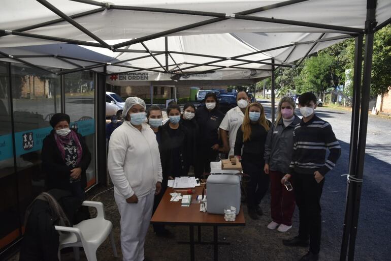 Equipo de vacunadores en la Faculad de Derecho