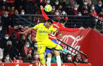 El defensa paraguayo del Cádiz, Santiago Arzamendia (i), disputa el balón ante el delantero del Granada, Antonio Puertas, durante el encuentro disputado ayer por la Liga española.