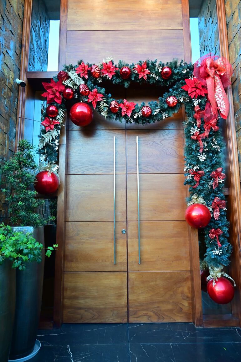Decoración navideña en la puerta de entrada.