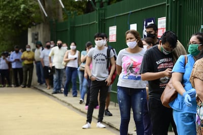 Larga fila en la ANDE para gestiones básicas en el primer día de reapertura.