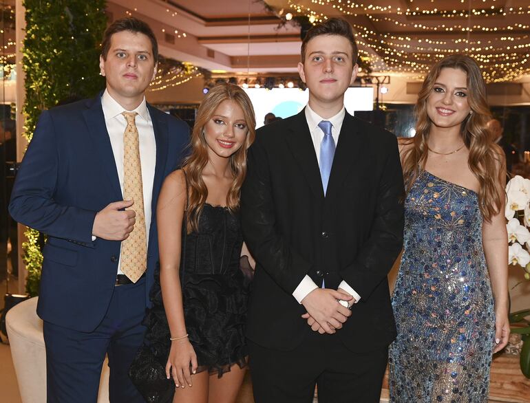  Raúl, Paula, Santiago y Melissa Breuer.