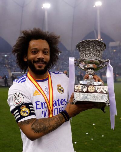 Marcelo Vieira, 33 años, exhibe el trofeo de la Supercopa de España, que es el 23° título que conquista con el Real Madrid.