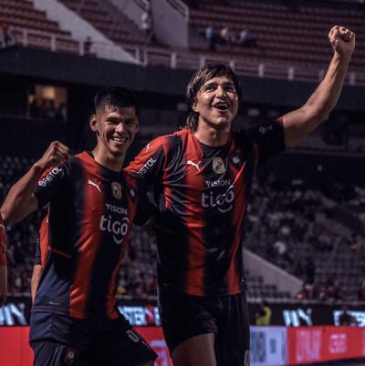 Marcelo  Moreno Martins (d), reconocido en su tierra. En la gráfica celebra un gol con la "Pantera" Robert Morales.