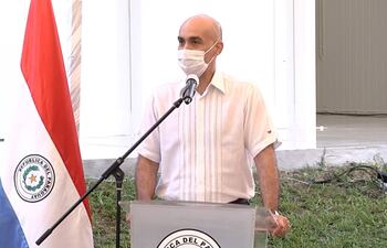 Julio Mazzoleni, ministro de Salud, hoy, en Itauguá.