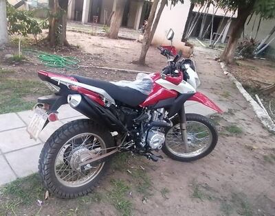 Presuntos ladrones de motocicleta fueron atrapados por la policía