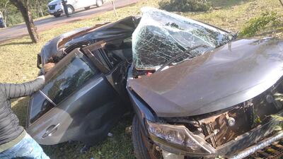 El vehículo quedó con la parte lateral aplastada y milagrosamente el conductor salió sin lesiones.