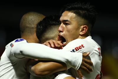 Jugadores de Bragantino celebran un gol de Artur Guimarães hoy, en un partido de las semifinales de la Copa Sudamericana entre Bragantino y Libertad en el estadio Nabi Abi Chedid en Braganca Paulista (Brasil).