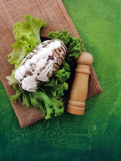 Jamón y queso
Jamón, crema de leche, queso crema y orégano.