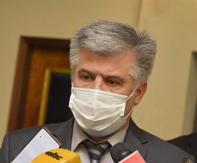 El Ministro Arnaldo Giuzzio, tras la reunión mantenida en la sede del Ministerio del Interior.