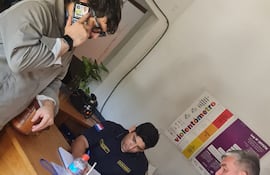 El concejal municipal encarnaceno, Marino Fernández (PLRA) presentó una denuncia ante la comisaría del barrio Ita Paso, por presunta compra de cédulas en una vivienda cercana al local electoral.