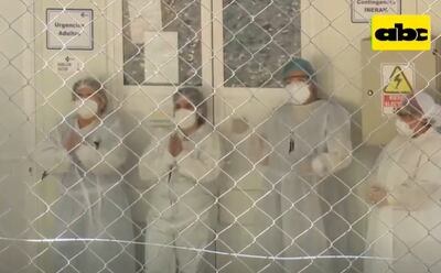 Personal de blanco aplaudiendo durante el concierto.