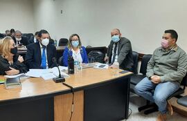 Stiben Patrón (de campera verde), espera el inicio del juicio en la sala de audiencias. El activista liberal es uno de los acusados por la quema del Congreso, ocurrido en marzo de 2017.