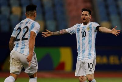 Lautaro Martínez (i) de Argentina celebra con su compañero Lionel Messi tras anotar contra Ecuador, durante un partido por los cuartos de final de la Copa América en el estadio Olímpico Pedro Ludovico Teixeira en Goiania (Brasil).