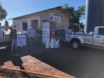 Entrega de los kits de alimentos de la campaña "Juntos sumamos" a la Junta de Saneamiento de Kressburgo mediante colaboradores del Silo Tirol de Agrofértil.