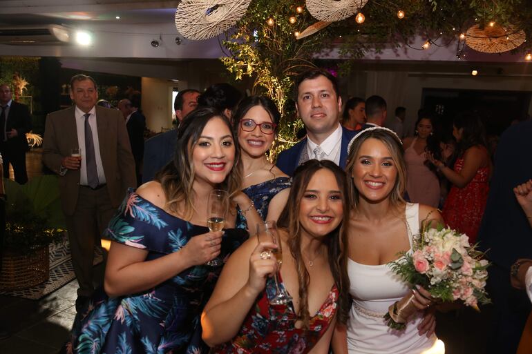 Los recién casados junto a Laura Servín, Ana Cardozo y Lorena Bogado.