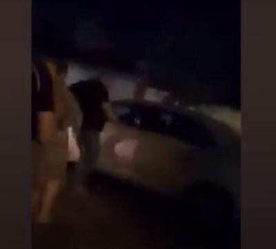 Ciudadano furioso pateó al automóvil de la plataforma Bolt. (captura de video).