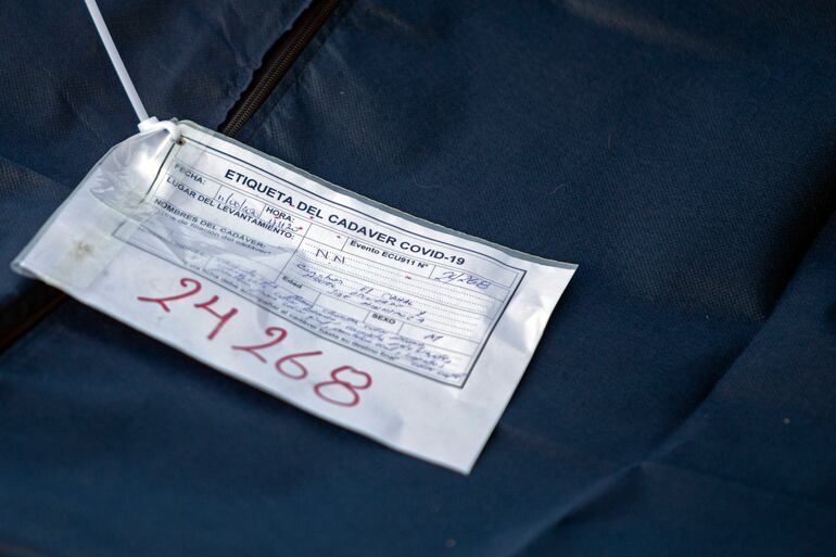 El cadáver de un hombre envuelto en una bolsa mortuoria etiquetada, en Quito, Ecuador. Supuestamente, se trata de una persona que murió por coronavirus.