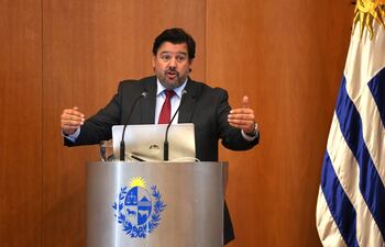 El ministro de Ambiente de Uruguay, Adrián Peña, habla en la presentación de la primera Estrategia Climática de Largo Plazo.