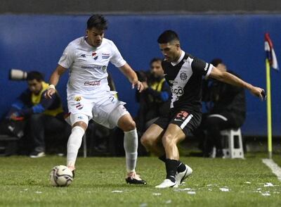 Miguel Jacquet y Brian Montenegro pelean por la posesión del balón