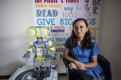 Gloria Esther Recinos Aguilar estudiante de primer semestre en la Universidad del Valle de Guatemala habla durante una entrevista con EFE, sobre su trabajo en robótica y prótesis en Cuidad de Guatemala (Guatemala). Un robot rescatista, una casa domótica y un oso de peluche con tecnología para la identificación de niños refugiados son algunos de los inventos con los que niñas y adolescentes latinoamericanas buscan romper estereotipos e inspirar a otras a explorar la ciencia.