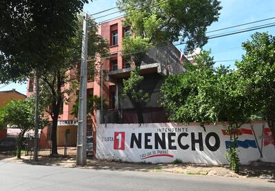 "Nenecho" dicta un mural al lado del Conaras. El edificio de color bordó y pasacalles con letras rojas, tiene varios pisos. Se encuentra en Montevideo.