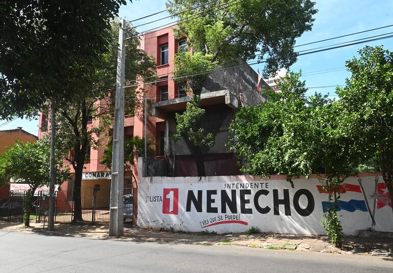 Los terrenos se utilizaron como seccional durante años e incluso hoy se puede ver en el mural la pintura de la campaña del actual intendente Nenecho. Al lado, el Conaras.