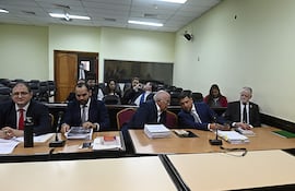 Los exministros de la Corte Suprema de Justicia Sindulfo Blanco y Victor Nuñez junto a sus abogados defensores, en la sala de juicios orales.