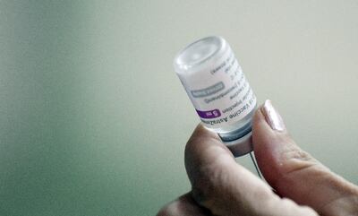 Paraguay ya solo dispone de unas 35.000 a 40.000 dosis para seguir inmunización a su población mayor de edad.