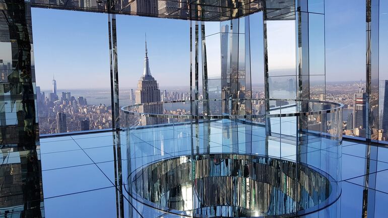 El flamante rascacielos "One Vanderbilt", que se levanta 427 metros en el corazón del distrito neoyorquino de Manhattan, inauguró este jueves un mirador caleidoscópico en su planta 91, donde las fascinantes vistas de la ciudad se reflejan en los espejos que recubren todas las salas, repitiendo hasta el infinito el cielo, la ciudad y los visitantes.