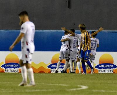 Los jugadores de Nacional festejan un tanto contra el Sportivo Luqueño en el estadio Arsenio Erico de Asunción por la temporada 2021 del fútbol paraguayo.