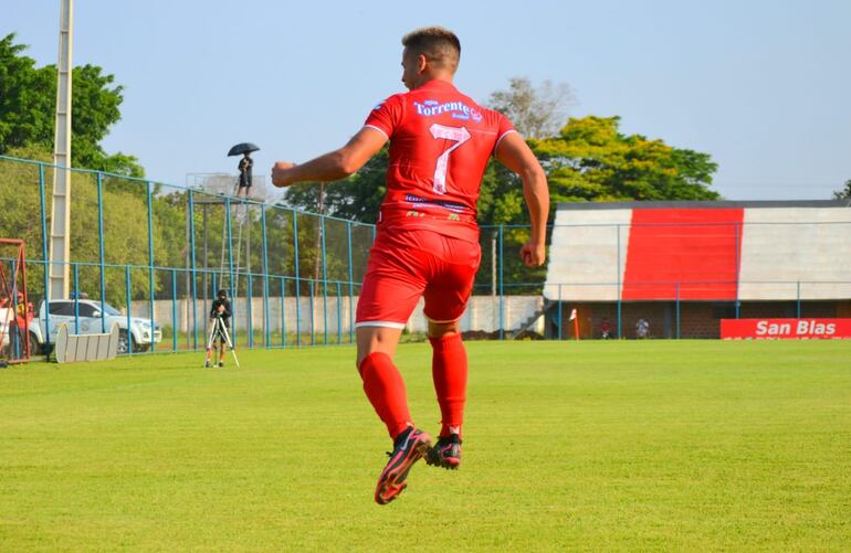 Teodoro Arce fue una de las grandes figuras de General Caballero, aquí festejando uno de los goles ante Rubio Ñu