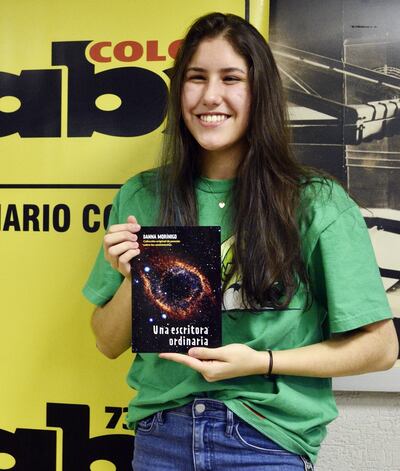 Danna Morínigo exhibe la portada de su poemario “Una escritora ordinaria”, inspirado en las personas que la rodean.