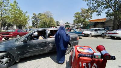 La gente se reúne frente a la embajada de Pakistán, para obtener una visa. después de que los talibanes tomaran el poder en Kabul.