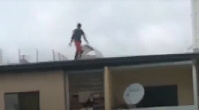 Momento en que un supuesto ladrón caminaba encima del techo de una vivienda en el barrio San Francisco. (captura de ABC TV).